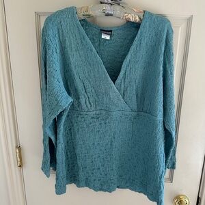 NOMADIC TRADERS TEXTURED V-NECK TOP-XL, NEW CONDITION